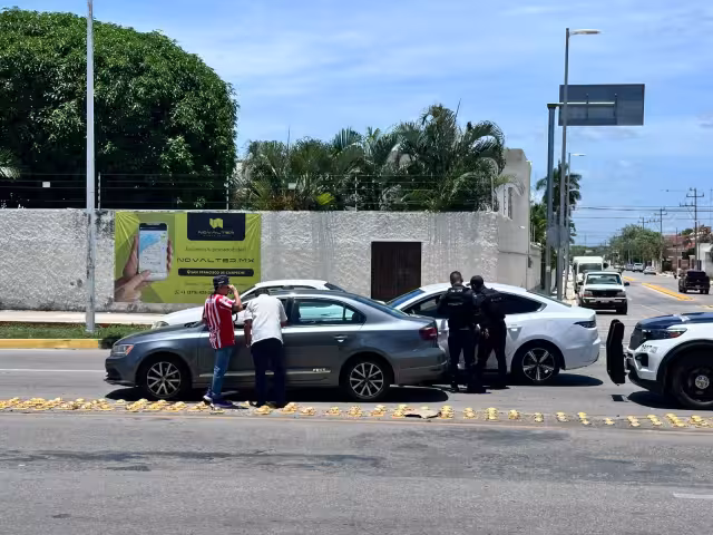 Choque en la Colosio termina en discusión entre conductores