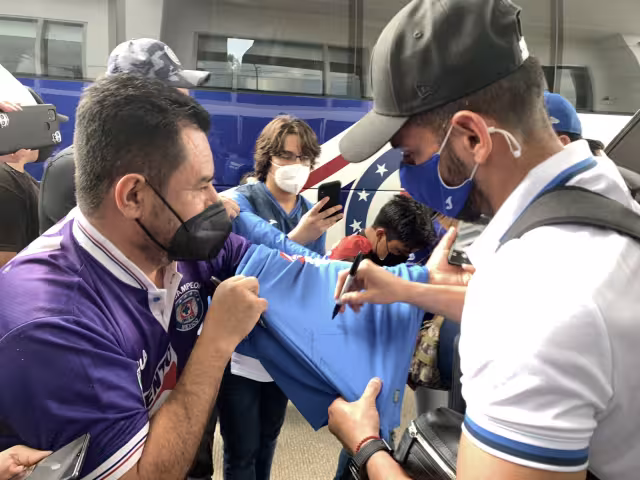 Los jugadores del Cruz Azul se tomaron tiempo para convivir con los fans