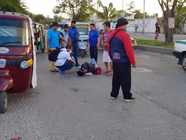 Por no respetar su alto, motociclista es atropellado por una mototaxi en las avenidas Tules y Kabah