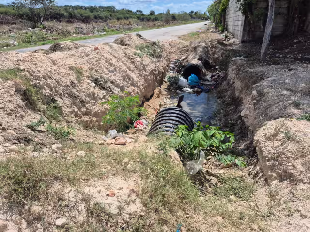 Vecinos alertan por zanja sin señalización al sur de Champotón
