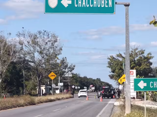 Bloquean carretera federal 307 cerca de comunidad Limones