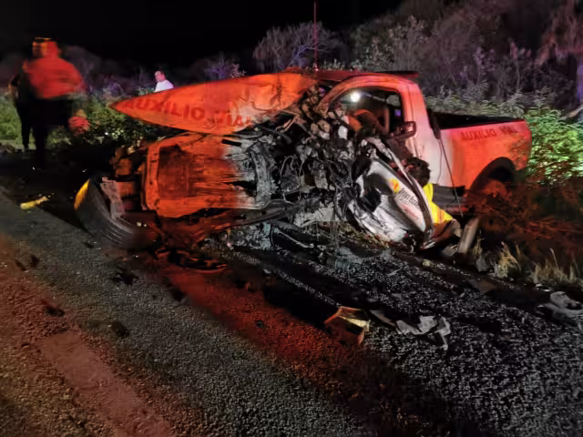 Al interior del automóvil peogeot quedó una mujer prensada con el volante