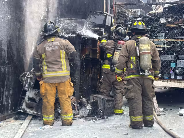 Vecinos reportaron una columna de humo negro que salía de esas instalaciones