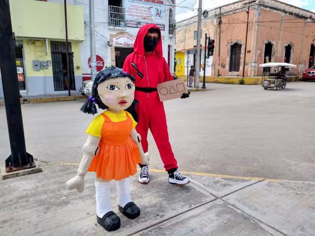 Aprendió a fabricar las piñatas de forma autóctona y hoy es el sustento de la familia