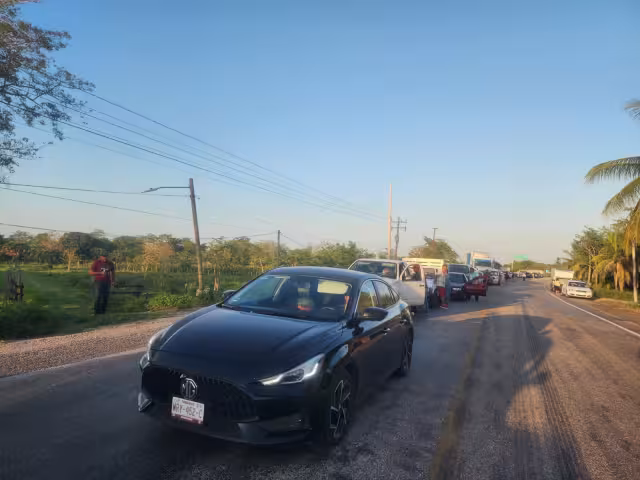 Pobladores de Nuevo Progreso cerraron la carretera federal para exigir el restablecimiento del servicio eléctrico, suspendido desde la madrugada.