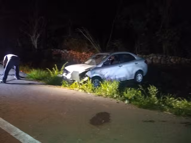 La conductora transitaba de oriente a poniente cuando se vio envuelta en la volcadura.

