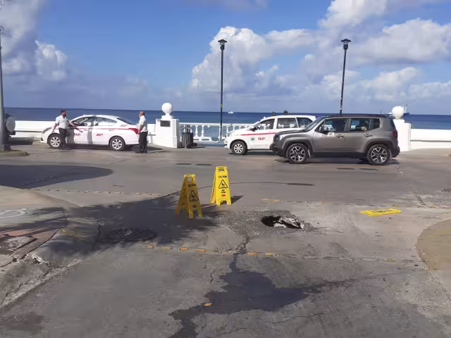 El socavón se formó esta mañana a la vista de turistas que transitaban por el Malecón de Cozumel