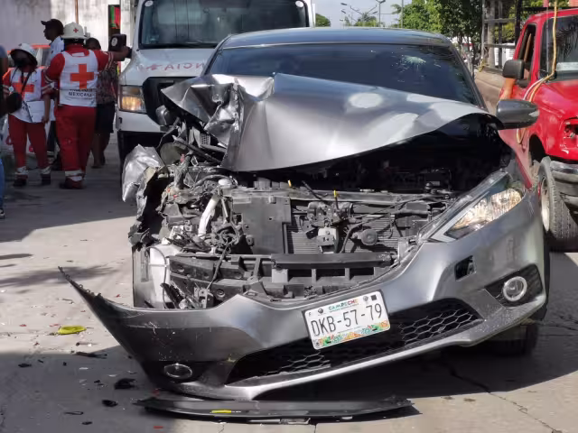 El vehículo quedó prácticamente destrozado; el automóvil era prestado por lo que el propietario llegó al sitio minutos después