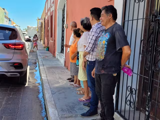 Aseguran vecinos de la 65 por 14 del Centro de Campeche que temen contagiarse de salmonelosis por heces sobre la vía