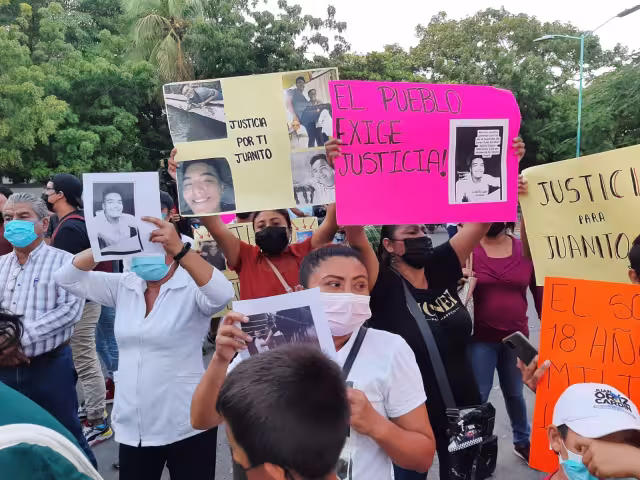 El joven falleció derivado de sus lesiones, pero los dos elementos, no fueron presentados ante el Fiscal del Ministerio Público