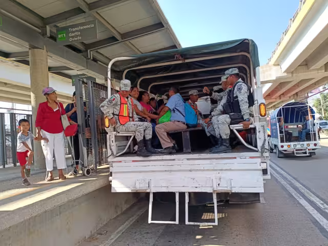 Ante la falta de transporte público en Acapulco, unidades y elementos de la Guardia Nacional brindan  apoyo para el traslado de la población