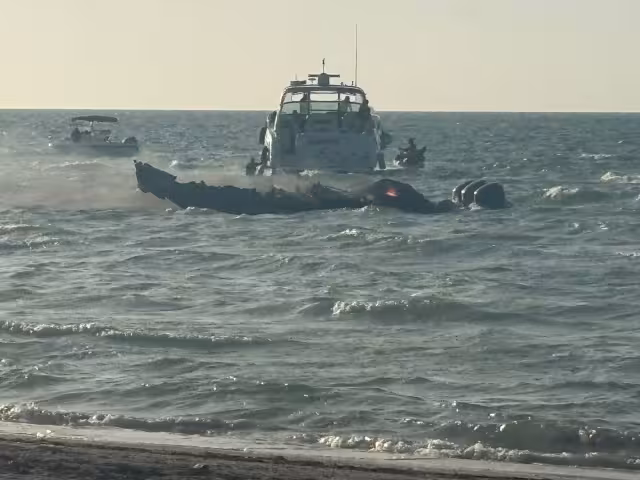VIDEO: Se incendia yate en costas de Progreso