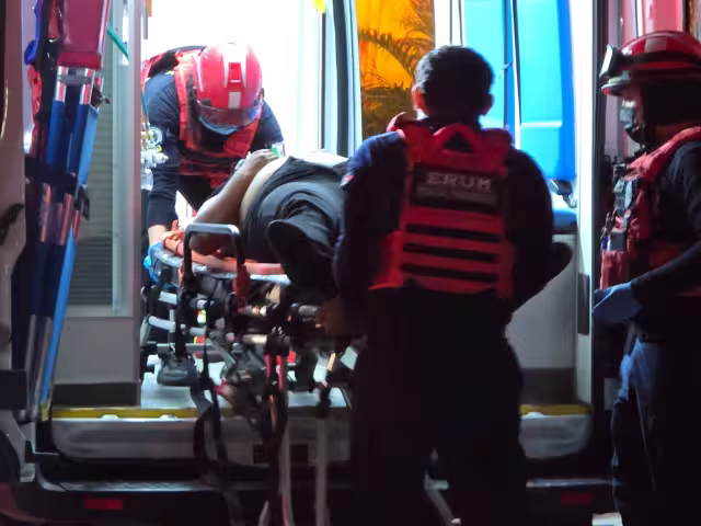 Los servicios de emergencia atendieron y trasladaron a los lesionados.