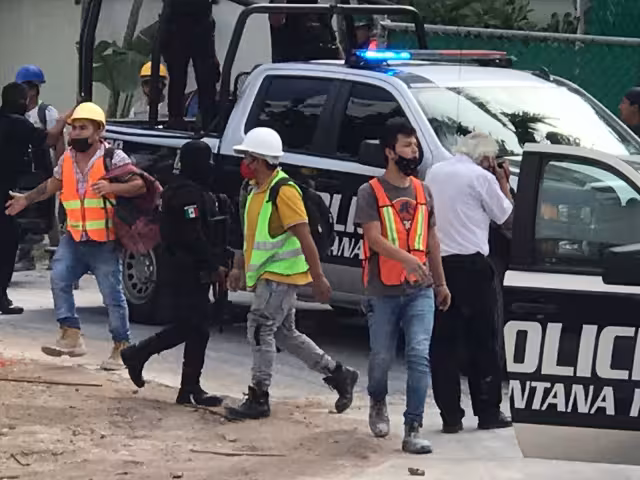 A la salida elementos de la Policía Quintana Roo agredieron a reporteros y empleados del hotel