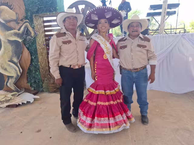 Cabalgantes recorrieron las principales calles de Tenabo durante la inauguración de la Expo Feria Ganadera 2026.