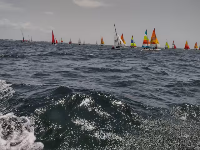 Los veleros arrancaron sus recorrido desde Marina Silcer