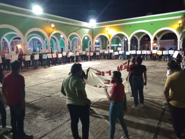 Alumnos de la normal protestaron por la noche