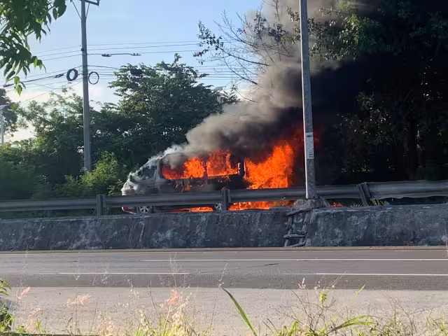 La unidad se incendió en su totalidad