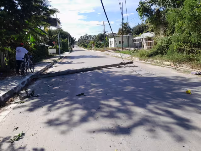 Un camión blanco derribó un poste de Telmex en la colonia Esperanza y su conductor huyó
