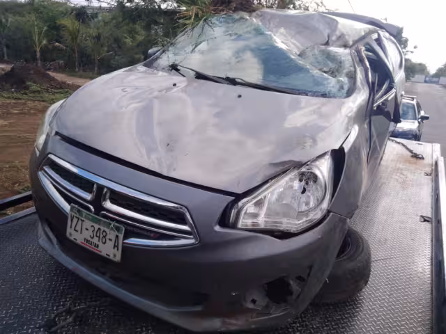 El vehículo dio varias vueltas sobre la carretera para terminar impactando contra un poste de la CFE