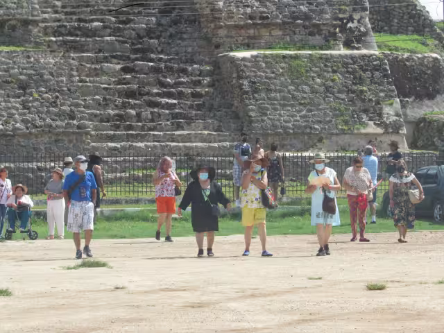 En varias ocasiones han llegado varios autobuses con turistas que no pueden acceder a la pirámide