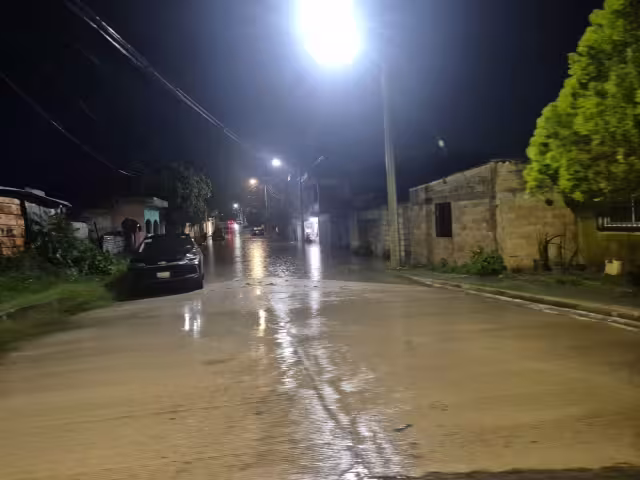 En Champotón lluvias dejan encharcamientos; también reportan accidente en malecón