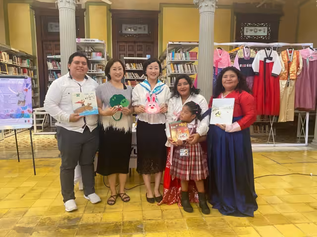 Verónica Lee hizo entrega de los libros infantiles