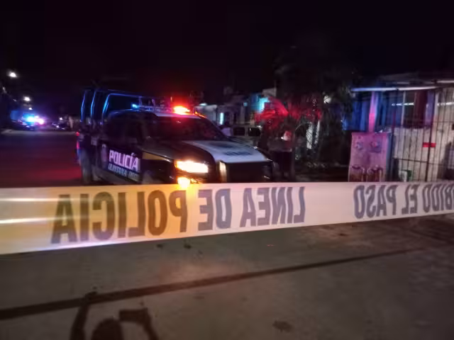 De acuerdo a los vecinos, un hombre encapuchado, llegó a la calle Palma de Coco, a bordo de una motocicleta