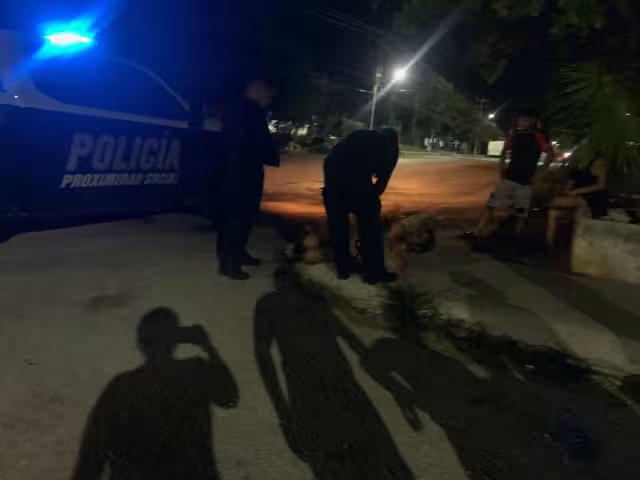 Hartos de robos, vecinos de Cancún someten a invasores en Galaxias del Sol y los entregan a la policía