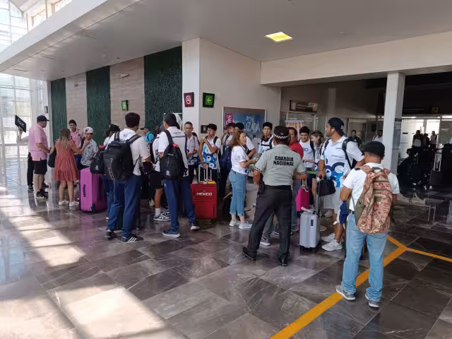Golfistas y nadadores de aguas profundas invaden Aeropuerto Internacional de Campeche