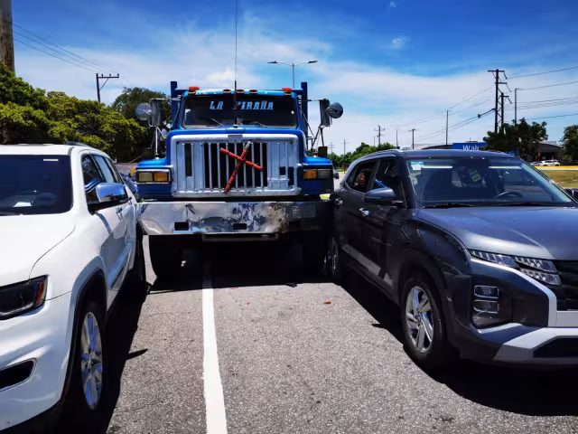 Accidente en avenida Isla de Tris involucra a camión y dos camionetas