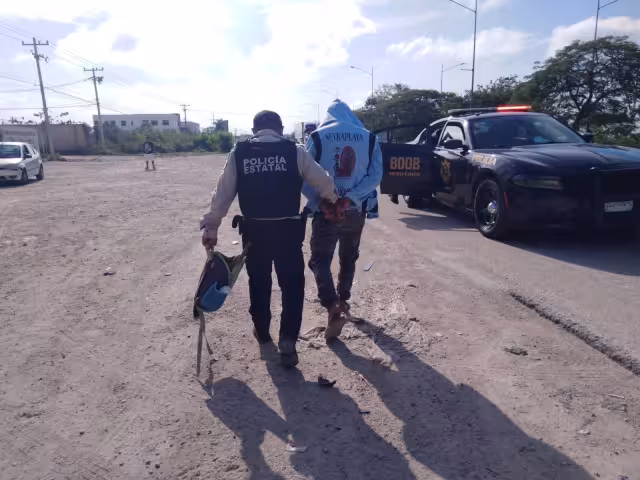 Los sujetos que portaba la droga fueron abordados en los carropatrullas 8008 y 6063 de la Secretaría de Seguridad Pública