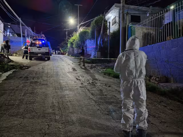 El personal del SEMEFO realizó el levantamiento del cadáver.