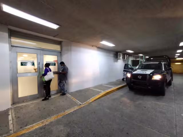 Le marca a su víctima para que salga de casa y la mata a tiros