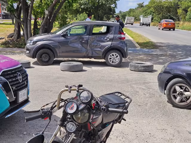 El automovilista invadió el carril por donde transitaba el motociclista causando la fuerte colisión
