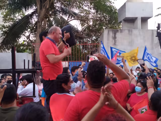 El registro del exalcalde sirvió para el reencuentro con excolegas panistas y “chapulines”, ahora hermanados bajo la coalición del PRI, PAN y PRD