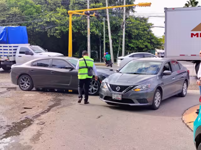 Choque entre un Dodge Charger y un Nissan Sentra en la entrada de San Miguel causa caos vial en Isla de Tris.