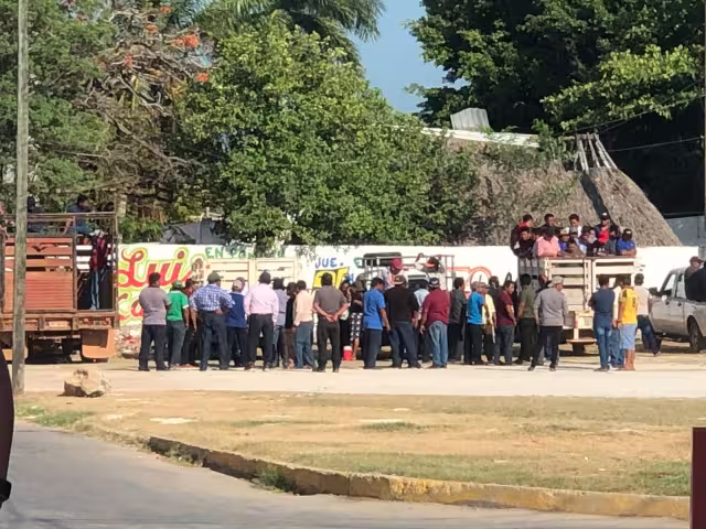 Los campesinos retuvieron a dos funcionarios municipales