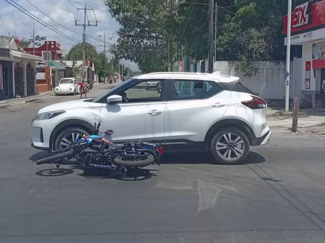 El motociclista resultó ileso, pero su unidad presentó daños materiales