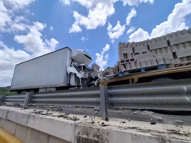 Tortón impacta tráiler en puente de Tenabo y vuelca carga de bovedillas