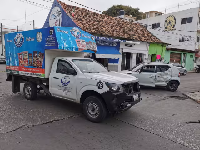 Colisión entre dos unidades en calles de la Colonia Centro