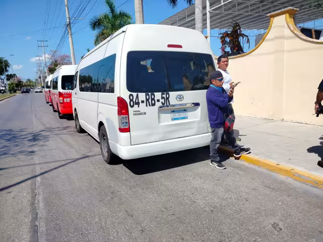 Taxistas del FUTV de Calkiní detienen unidad en Campeche.