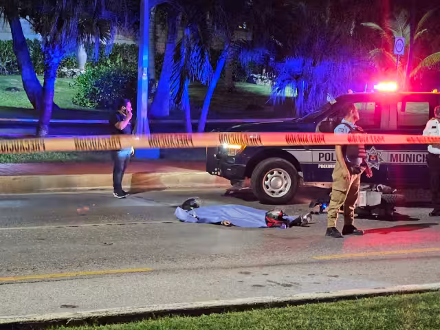 El cuerpo sin vida de la mujer quedó tendido sobre el pavimento.