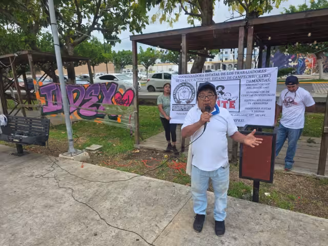 Maestros toman Plaza de la República en Campeche por pensiones dignas