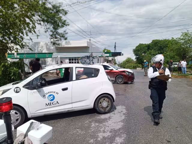 Vehículo de empresa de cable colisiona contra taxi en Champotón.