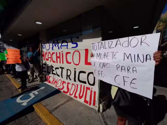Los habitantes de la colonia Tres Reyes de Cancún pidieron que la CFE les dé solución sobre los montos excesivos en sus recibos
