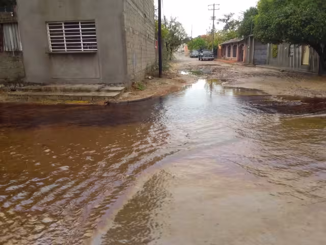 Lluvias de Boris arrastran combustóleo por calles de Salina Cruz; Pemex activa emergencia
