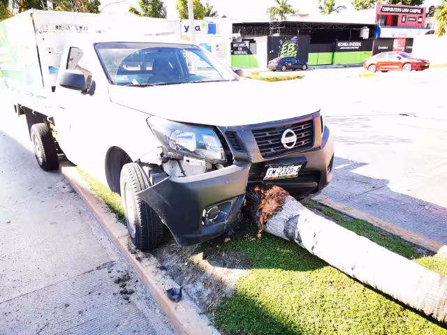 Camioneta de empresa se accidenta en la colonia Morelos de Campeche; no hubo lesionados