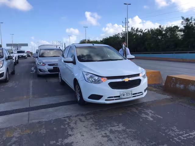 Elementos de Tránsito llegaron al Boulevard Colosio de Cancún para  controlar la circulación en la zona del accidente