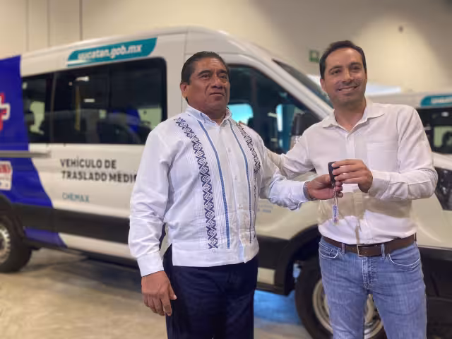Mauricio Vila entregó 133 ambulancias de traslado para los 106 municipios de Yucatán